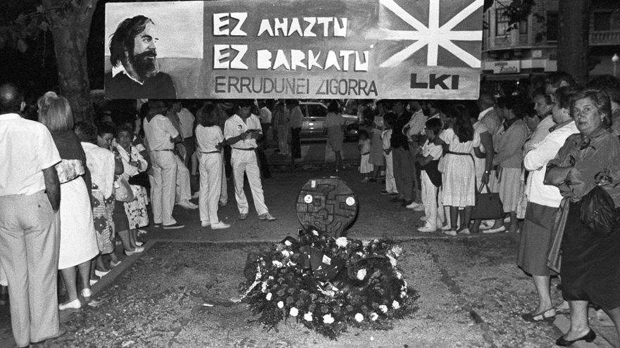 Kontseilua_Iru's tweet photo. 1978ko uztailaren 8an German Rodriguez, LKIko (Liga Komunista Iraultzailea) militantea erail zuen poliziak tiroz Iruñeko Orreaga etorbidean, Sanferminetan poliziak zezen plazan kargatu ondotik. https://t.co/whLLziw6YL