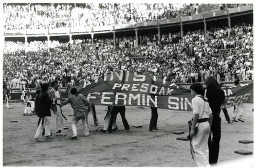 Kontseilua_Iru's tweet photo. 1978ko uztailaren 8an German Rodriguez, LKIko (Liga Komunista Iraultzailea) militantea erail zuen poliziak tiroz Iruñeko Orreaga etorbidean, Sanferminetan poliziak zezen plazan kargatu ondotik. https://t.co/whLLziw6YL