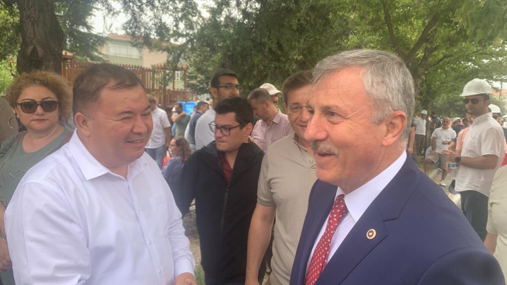 Kendilerini 'Beyaz Baretliler' olarak tanımlayan kamu mühendisleri; meslek kanunu, teknik sorumluluk tazminatı, benzer meslek gruplarıyla eşit gelir ve tüm kazanımlarım emekliliğe yansıtılması adına seslerini duyurmak için Ankara’dalar. 
Elbette biz de oradayız.