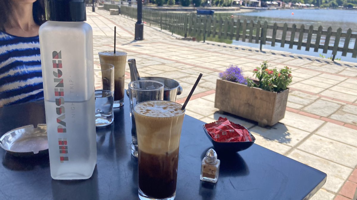 Csak egy kávét kértem...
Üveg víz, extra jég, fahéj, sütike.
🇬🇷 Kastoria (egyáltalán nem turista hely)

Még mindig #HeritageTour-2