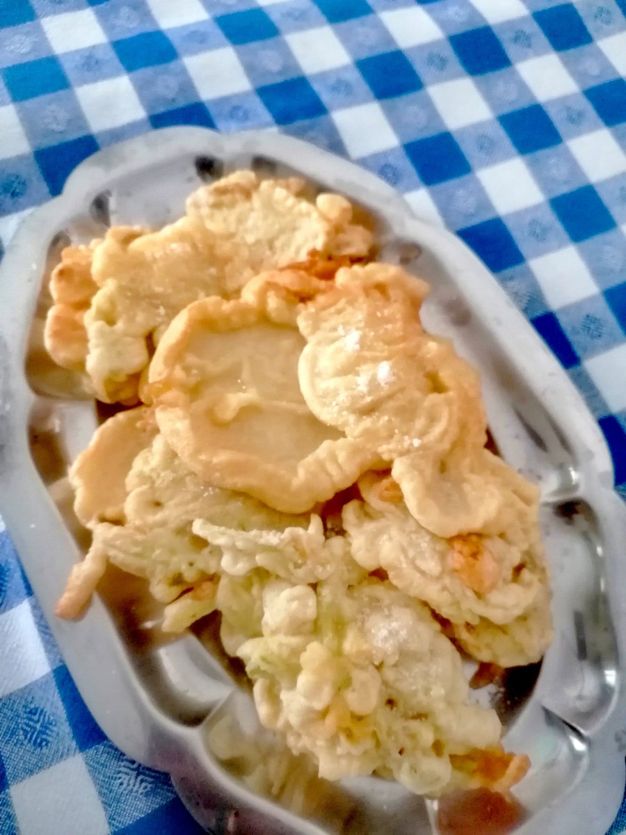 clodraiola's tweet image. Frienn, magnann!!
(trad. Friggi e mangi)
Zeppoline con il fiore di zucchine. 
#buonpranzo