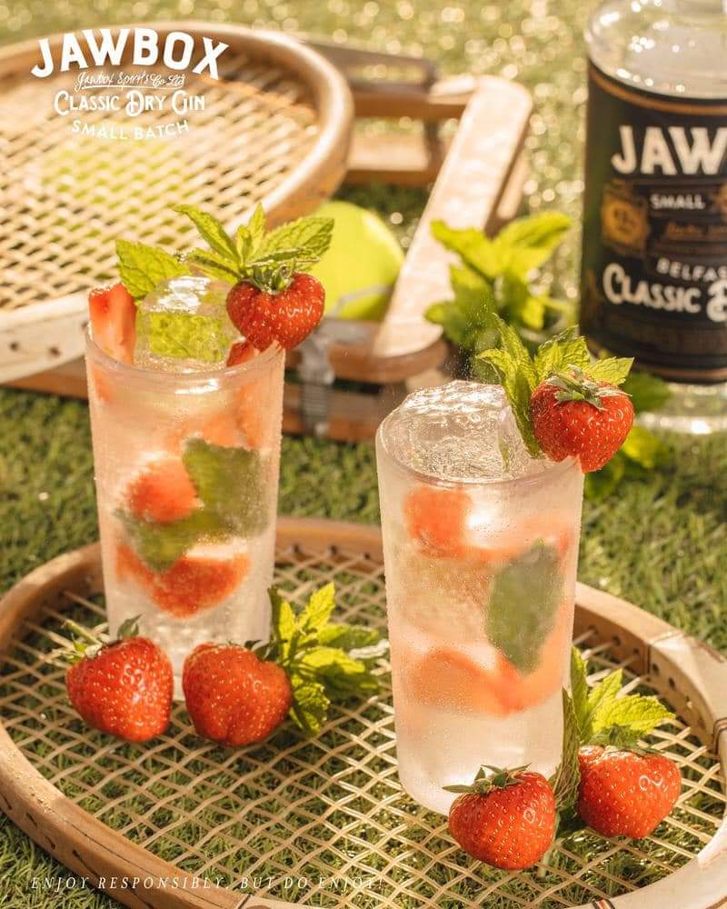 JawboxGerry's tweet photo. Why Settle For Strawberries & Cream, When You Could Have The JawDroppingly Refreshing Perfect Serve Of A Strawberries & @JawboxGin Cocktail.
#jawboxgin #jawbox #jawboxcocktail #JawboxGinCocktail #Gin #Wimbledon #wimbledon2023 #ThePerfectSwerve #Tennis #Belfast #BelfastCut https://t.co/GeYDBkShzh