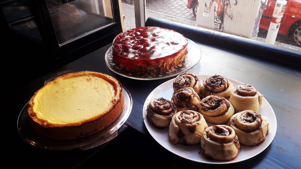syndikat44's tweet photo. Auch an diesem #Wochenende gibts bei uns wieder lecker #Kuchen auf dem schattigen Vorplatz. Dieses mal mit einem #Käsekuchen, einem #Erdbeer Puddingkuchen und #veganen #Zimtschnecken. Wie immer am Wochenende schon ab 15 Uhr! https://t.co/1TzczH9BAv