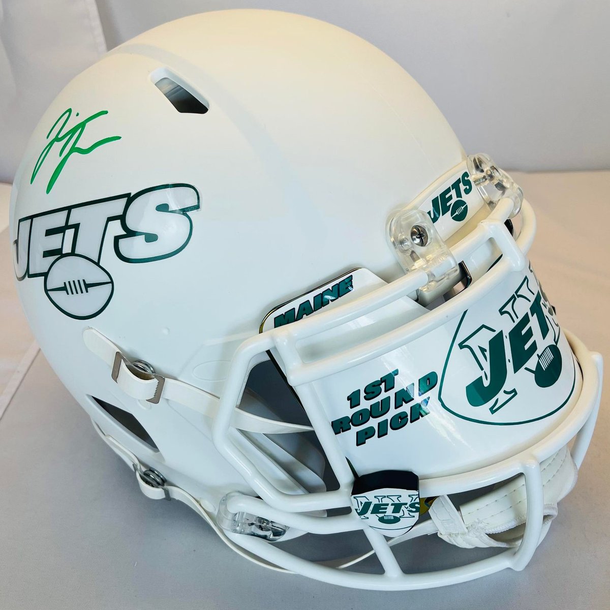 UnifiedSportsG1's tweet photo. I finished a little project I've been working on.
@ii_jermaine 2023 Sophmore player of the year.
Riddell custom luner with front and rear glow in the dark decals.
#NYJ #NYJets #Jets #NewYorkJets @GGGRedaktion @GothamCityCrew @LegendsGallery #TakeFlight #FlightZone https://t.co/4Qc3lmfHg1