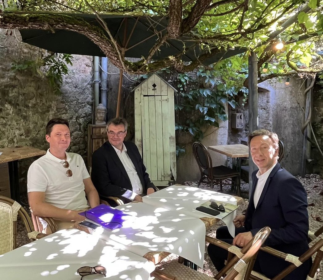 Session de travail hier à @AutunVille avec <a href="/RRebeyrotte/">Rémy Rebeyrotte</a> et <a href="/bernstephane/">Stéphane Bern</a> pour la candidature UNESCO <a href="/ClunisienUnesco/">Sites clunisiens européens, candidature UNESCO</a> de <a href="/AbbayeDeCluny/">abbaye de Cluny</a> et des <a href="/SitesClunisiens/">Sites Clunisiens</a> De belles surprises se préparent avec la complicité de Stéphane, 1000 merci à lui pour son soutien ! RV cet automne… 😉