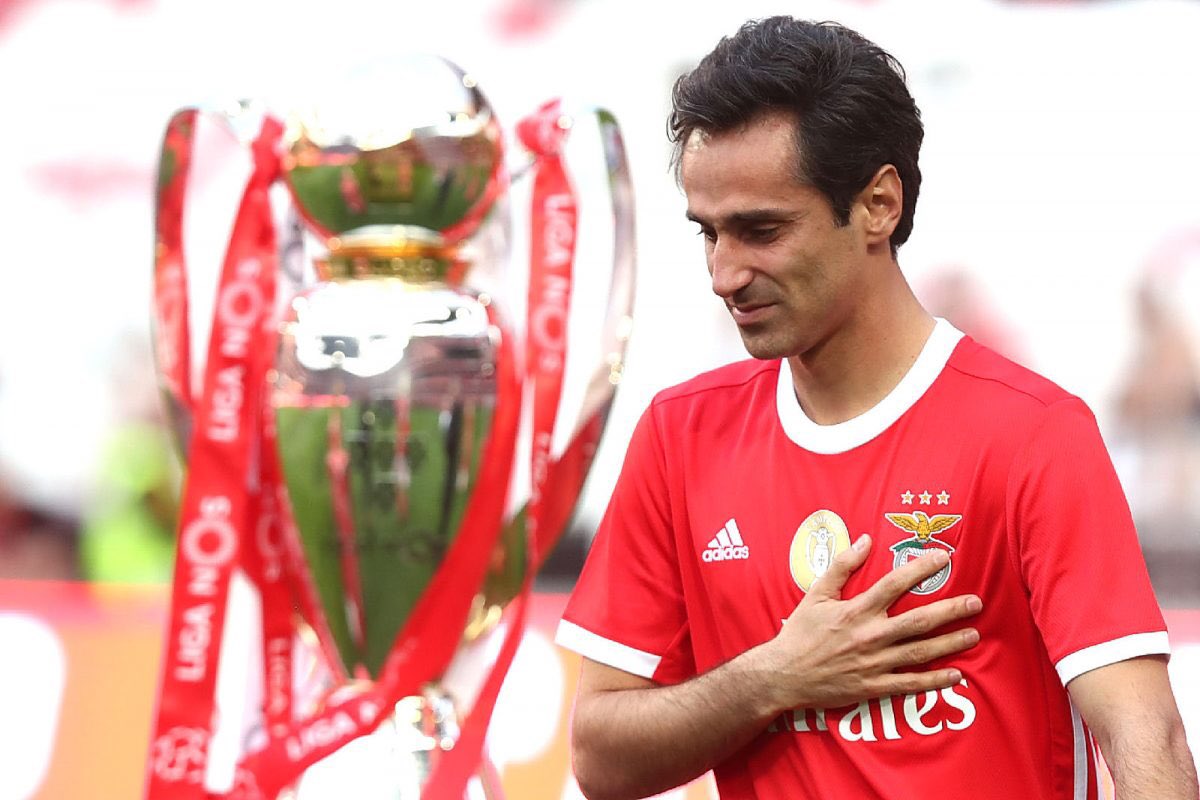 183 jogos pelo Benfica.  137 golos. 
Apenas 8 penáltis ganhos. 

Respeitem um dos melhores jogadores que passou por Portugal.