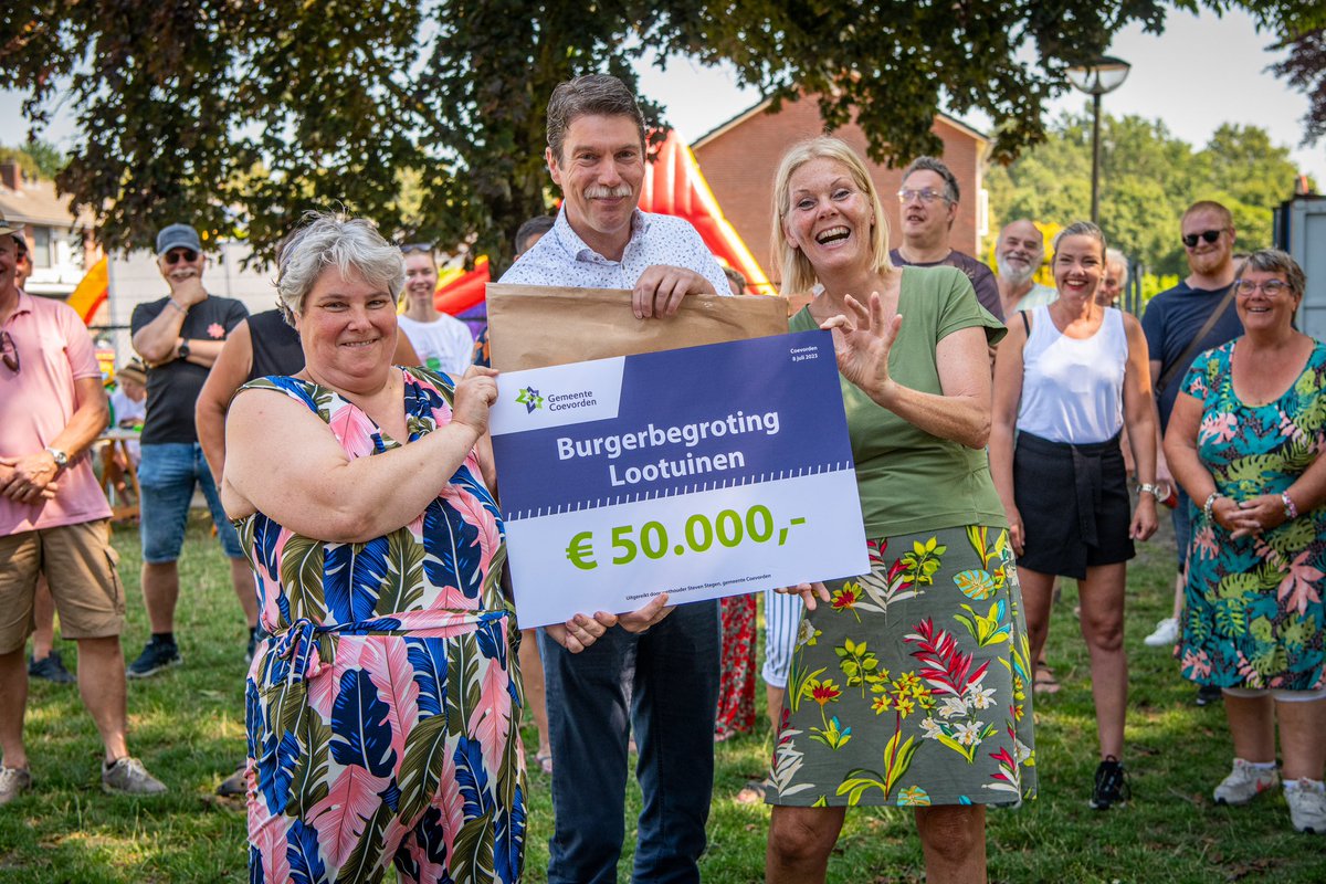Een warme ontvangst vanochtend in de wijk Lootuinen in Coevorden. Ik kwam niet met lege handen. 😊
In de wijk doen we een pilot met een burgerbegroting. Inwoners gaan samen bepalen hoe en waarvoor het budget wordt ingezet, binnen een aantal kaders. Een mooi initiatief  👍