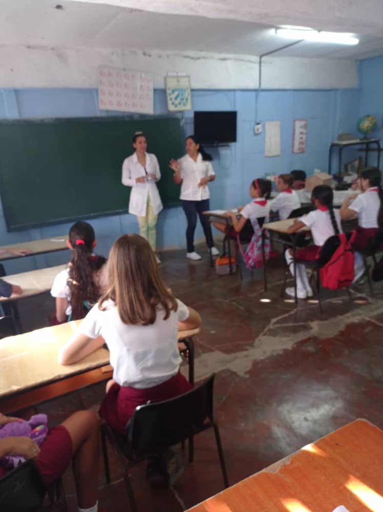 El EBS del CMF#33 del Policlínico Romárico Oro, llegan a la escuela para orientar desde inicios de la adolescencia acerca de una sexualidad responsable. #PrevenirEsClave #PuertoPadre