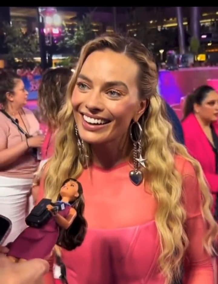 notgwendalupe's tweet photo. a reporter used her Barbie reporter to interview Margot Robbie, this is so cute https://t.co/8uksPnBm05