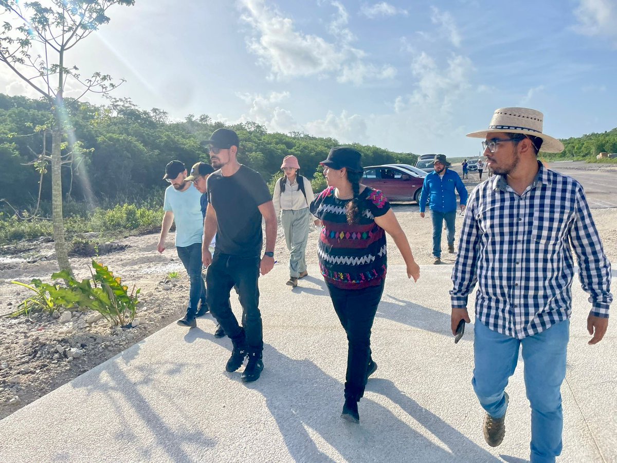 MeyerFalcon's tweet photo. Hoy estamos trabajando en Tulum, acompañando la supervisión del presidente @lopezobrador_ al @TrenMayaMX.

En el Parque del Jaguar 🐆 avanza la mejora del acceso a la zona arqueológica y la creación de nuevos senderos para ampliar los recorridos. https://t.co/wbN6HzqhLZ