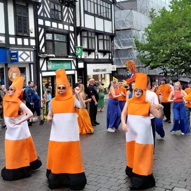 Festival vibes in Wigan today 🦊🪇🪩
@everydaywigan @HistoricEngland @eealondon#SAFwigan #HiStreetFest