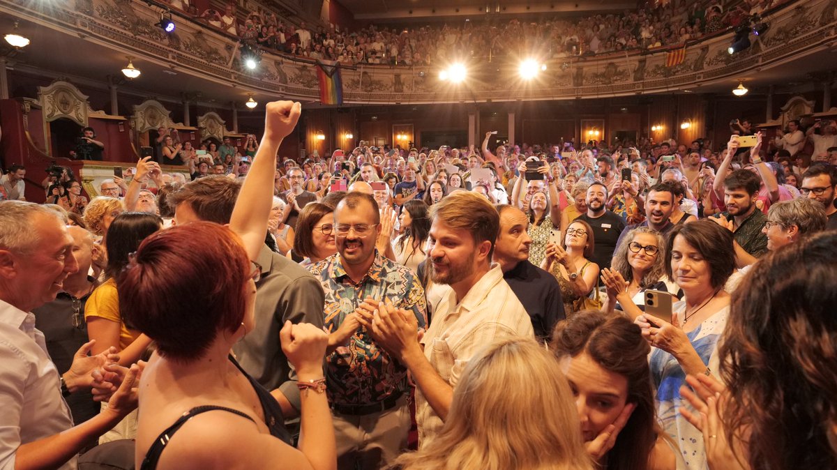 compromis's tweet photo. 🧡 Milers de gràcies a les milers de persones que heu omplit el Teatre Olympia, també a totes i tots que vos heu quedat fora malauradament per l’aforament.

Cada volta som més per defensar els interessos valencians i conquistar més drets. Açò només ha fet que començar! https://t.co/Hsjup5OT98