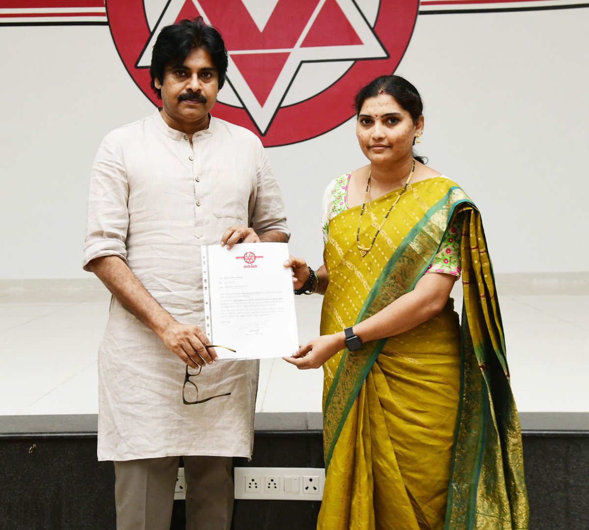 JanaSenaParty's tweet photo. కాకినాడ నగర అధ్యక్షుడిగా శ్రీ తోట సుధీర్

• రాష్ట్ర కార్యదర్శిగా శ్రీ సంగిశెట్టి అశోక్ 

• రాష్ట్ర అధికార ప్రతినిధిగా శ్రీమతి పగడాల శివపార్వతి 

#HelloAP_ByeByeYCP https://t.co/ry9fWeojse