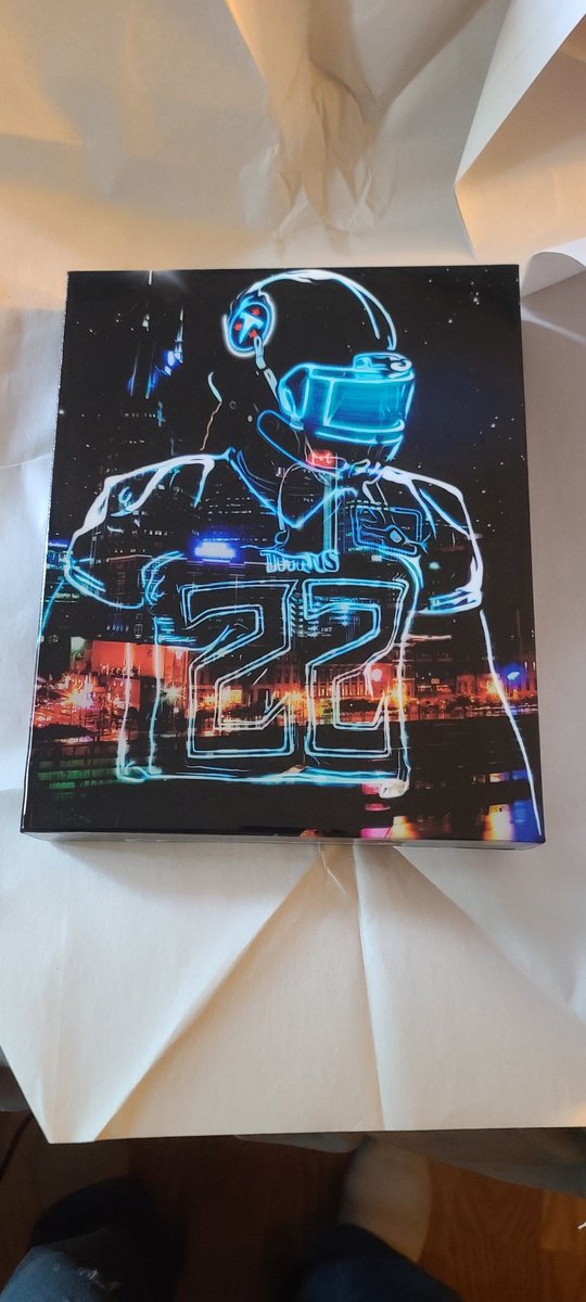 CarnageTitan's tweet photo. SUPER LATE
SUPER BIG SHOUT TO @TitanOilers 
Thanks for your wonderful free giveaway 
Your art is beautiful 
Gonna need an Eddie and CJ2K to fill space
#Titanup https://t.co/C16zzXfcjd