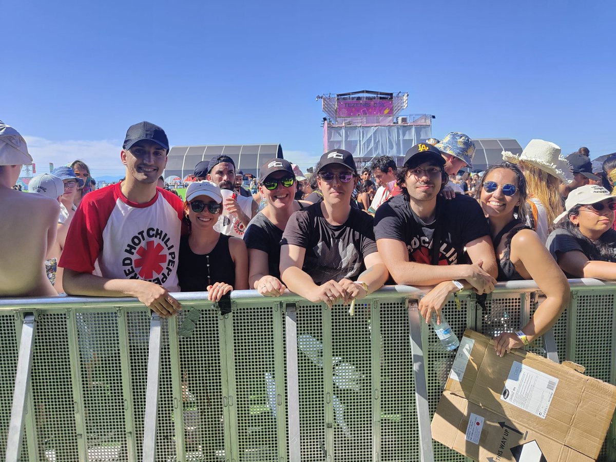 RHCP_Spain's tweet image. Así está el ambiente a esta hora, esperando a nuestros @ChiliPeppers 🌶️😍🤘🏼 En el @madcoolfestival 🇪🇦 Primera fila 🔝 @SolarisWolf 📷 y Alex.