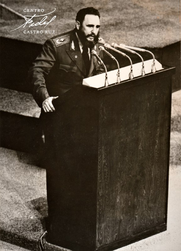 #Fidel:"La dramática realidad de nuestros días es que ningún pueblo pequeño se siente hoy seguro mientras a los poderosos se les reconozca de hecho la facultad de dictar y hacer a su antojo o conveniencia". #FidelVive