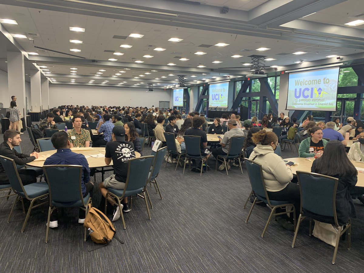 Shaking transfer student hands at Transfer SPOP this morning! 👊🏼 <a href="/UCIrvine/">UC Irvine</a>
