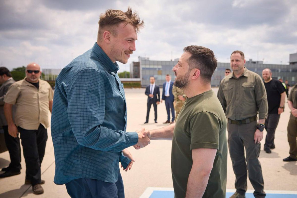 HordiienkoZK's tweet photo. Наче герої фільму на початку і в кінці сюжету.

Але це не фільм. Це наші герої і вони вдома.🥹 https://t.co/mqMTxjMsxD