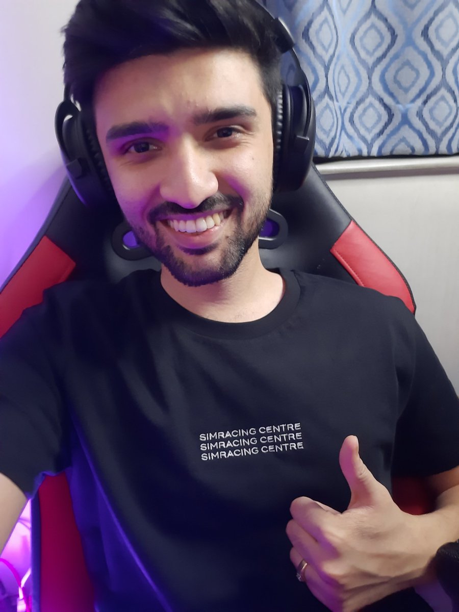 adiplays_'s tweet image. Live with the @F1CreatorSeries Silverstone 100% Race and repping the @CentreSimracing merch that arrived today 🔥
Come say hi! 
twitch.tv/Beaversama 
#f123 #f1game #creatorseries