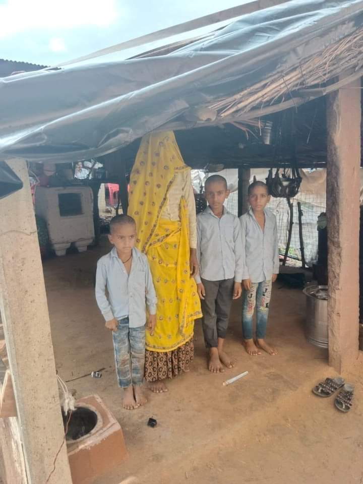 गरीब परिवार की हेल्प करें। मिशन स्वर्गीय दिलराज  ग्राम उलियाना सवाई माधोपुर राजस्थान .!  करंट लगने से मौत हो गई परिवार में अकेला था उनके छोटे 3बच्चे हैं .!
सभी सोशल मीडिया पर शेयर करें एवं समर्थ साथी सहयोग करें ।