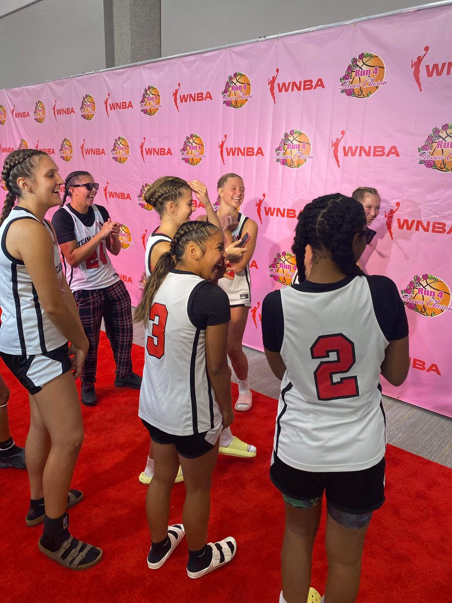 yayagibson3's tweet photo. We are headed to the SHIP!!!! #platinumbracket #Run4Roses #teamgriffin https://t.co/XKDYE1Tk43