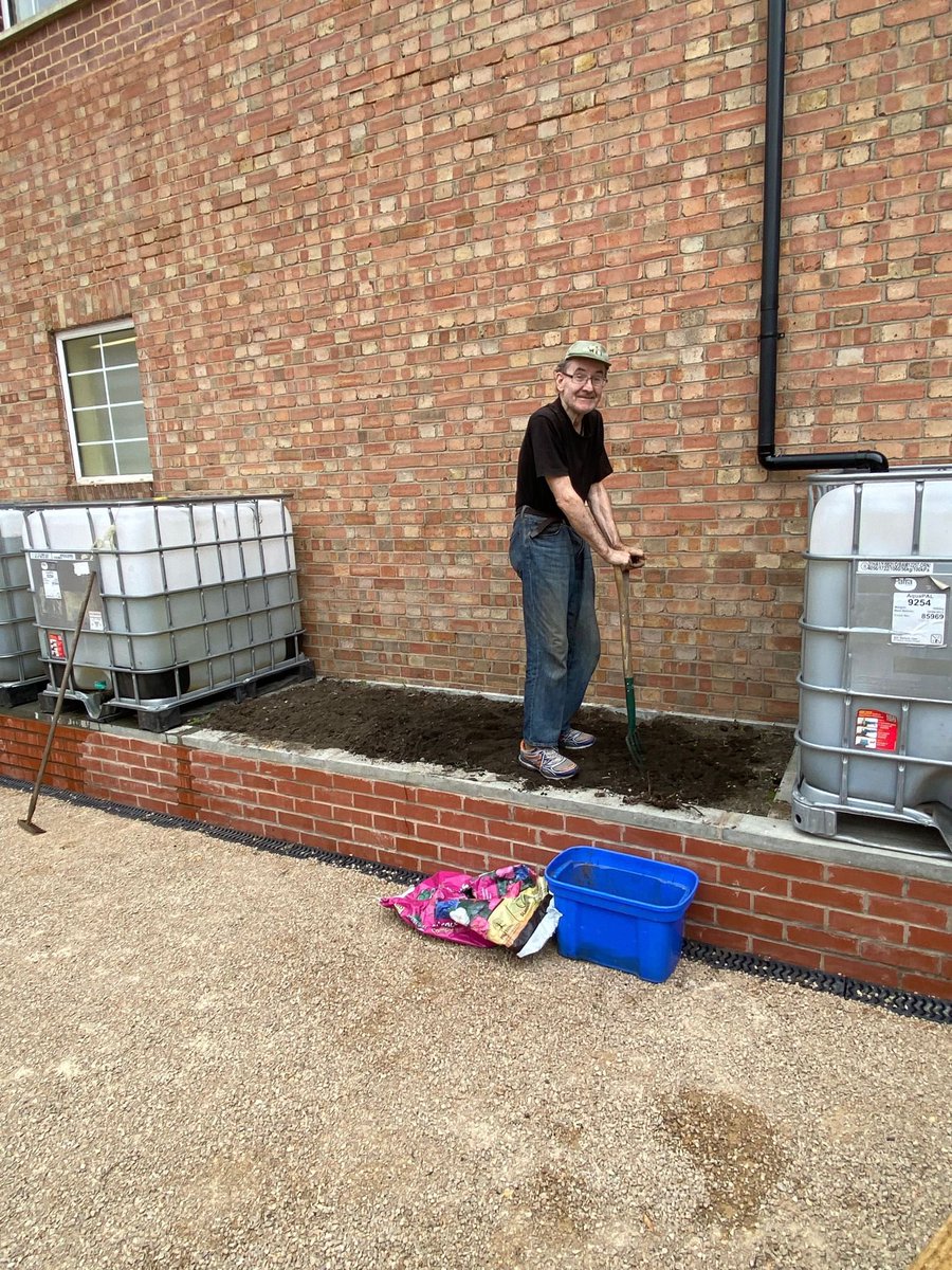 WendyAnnAger's tweet image. Another muddy day down at The Hive, community garden coming along massively now the hard landscaping g has been completed. New volunteers too, from Purley &amp;amp; Ukraine 😀 ages 3 to 74 working together