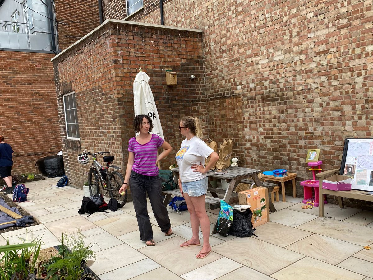 WendyAnnAger's tweet image. Another muddy day down at The Hive, community garden coming along massively now the hard landscaping g has been completed. New volunteers too, from Purley &amp;amp; Ukraine 😀 ages 3 to 74 working together