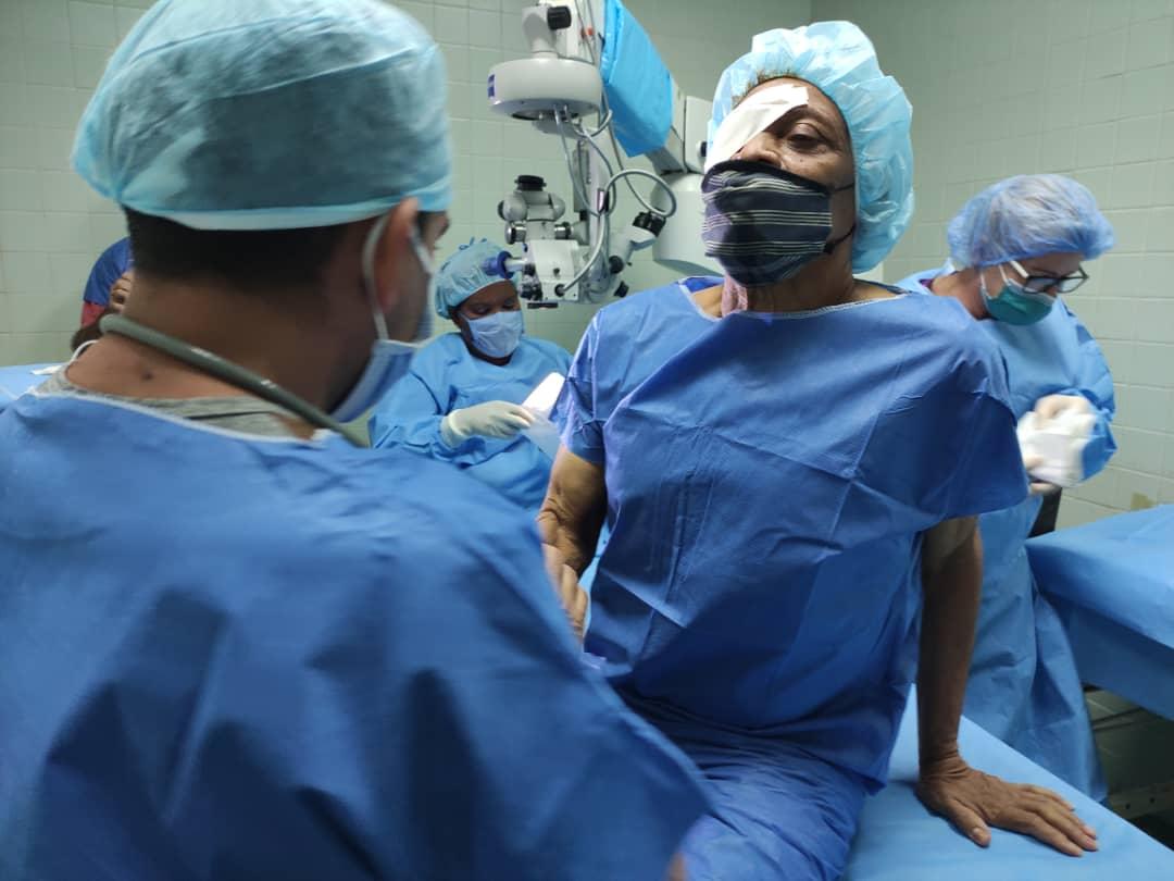 Liderado por los Gobiernos de #Cuba 🇨🇺 y #Venezuela 🇻🇪, el 8 de julio de 2004 dio inicio la Operación Milagro, programa de profundo carácter humanista, solidario y de gran impacto social, destinado a la atención de pacientes con disímiles afecciones oculares.
#CubaPorLaVida