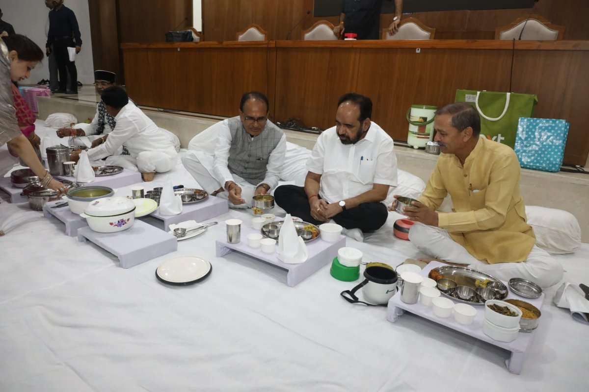 मुख्यमंत्री श्री <a href="/ChouhanShivraj/">Shivraj Singh Chouhan</a> ने आज निवास पर मंत्रिमंडल के सदस्यों के साथ टिफिन बैठक की एवं प्रदेश के विकास और जनकल्याण से जुड़े विभिन्न विषयों पर चर्चा की।