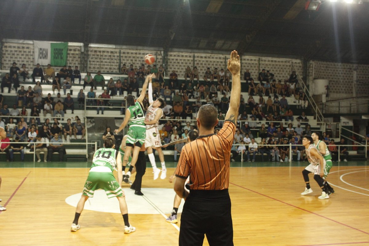 AbrChaco's tweet photo. En lo que fue un juego correspondiente al primer punto de la serie final de la Copa Resistencia por la categoría Primera, el “Bólido Verde” venció a Don Bosco por 94 a 81, poniendo la serie 1 a 0 a su favor.

https://t.co/TVpPFepZdK https://t.co/GSbGvuJ46v