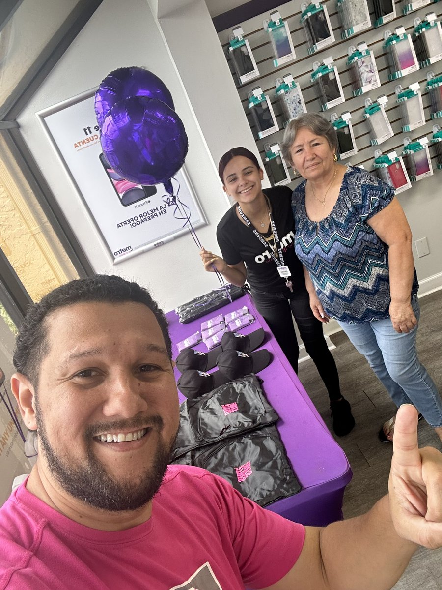 Dealer spot-light! Latinos Connexion having their customer appreciation event. When you love your customers you look for ways to make sure they feel appreciated!. Nice Job Latinos Conexion team! @TonyCBerger @GHengtgen @thayesnet