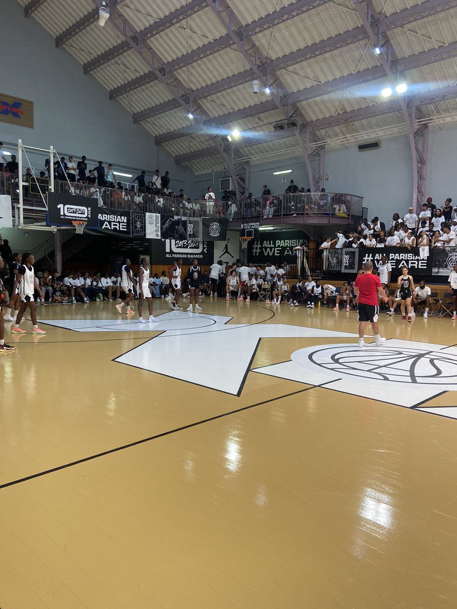 cbrossel's tweet photo. Bravo à toutes les équipes participantes et aux organisateurs du @AllParisian 🏀pour cette dixième édition au gymnase Jean Jaurès en présence de la légende du football @rai10oficial !  Les talents sportifs de la jeunesse parisienne et du 19eme sont à l’honneur ! https://t.co/pU02TLVeOK