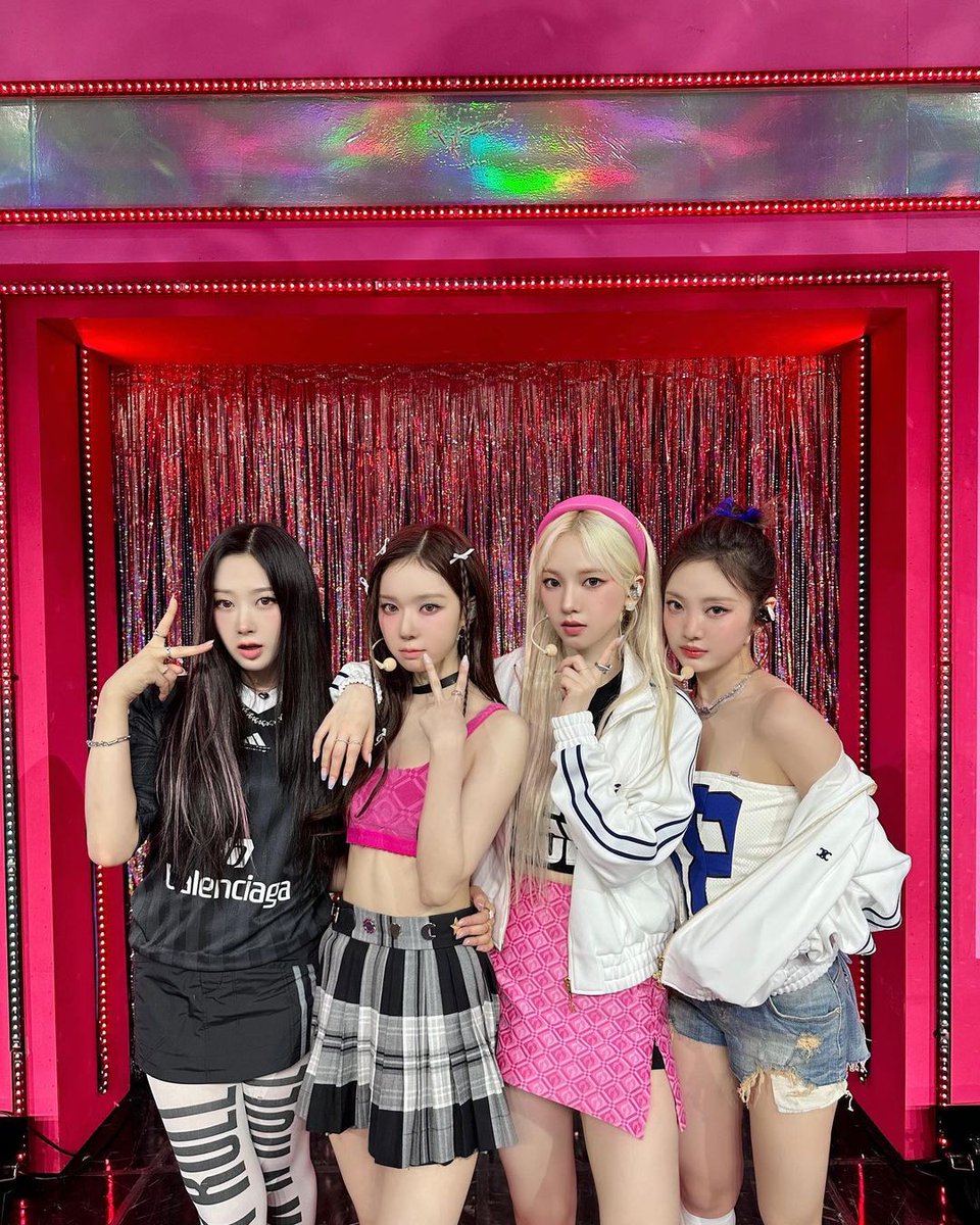 ⠀ ⠀⠀
⠀ ⠀⠀
⤹#AE_GIRLS  
It's Ae Girls! Thank you for your support, we're happy that we can finally meet. We're ready to give you many more unique stages, so wait for us!
#LAPLUME_DAILY
⠀ ⠀⠀
⠀ ⠀⠀