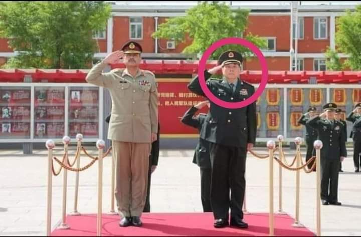 ZafarDar's tweet photo. یہ شخص دنیا کی سب سے بڑی معاشی سپر پاور یعنی چین کا آرمی چیف ہے۔ چائنہ کی 23 لاکھ فوج اس شخص کے انڈر کام کرتی ہے۔ مزے کی بات یہ ہے کہ یہ شخص چین کا آرمی چیف ہے لیکن دنیا اس شخص کے نام سے واقف نہیں، کیا آپ کو  اس شخص کا نام پتہ ہے؟؟؟
اتنے بڑے ملک کا آرمی چیف ہوتے ہوئے بھی اس
شخص کو کوئی نہیں جانتا نہ یہ شخص سیاست میں ٹانگ اڑاتا ہے، نہ یہ الیکشن ہائی جیک کرتا ہے، نہ یہ خارجہ پالیسی میں گھستا ہے، نہ یہ معیشت پر رائے زنی کرتا ہے، نہ چائنیز فوج پراپرٹی کا کاروبار کرتی ہے، نہ یہ دشمن کو نغموں  ترانوں اور ڈراموں سے شکست دینے کی تڑی لگاتا ہے.. 
.... 👇
یہ شخص بَس وہی کام کرتا ہے جس کی اسے تنخواہ ملتی ہے!!