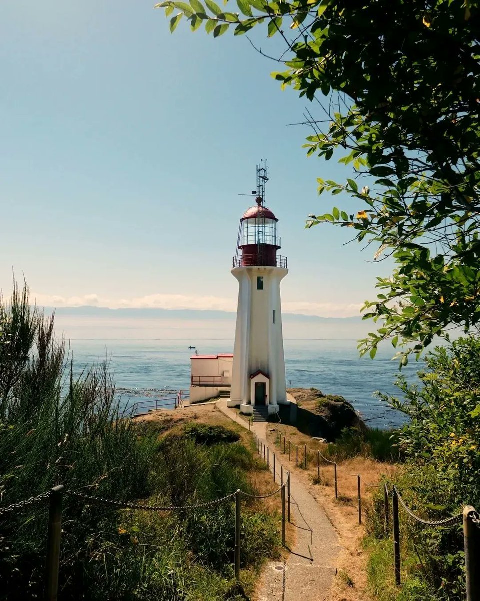 Victoria_Hype's tweet photo. Starting the day with a sunny morning view of the majestic Sheringham Point Lighthouse. 🌅🌊 

(Photo by genevieve.b__ / IG https://t.co/cVxQR2GcaY)

#BritishColumbia #VancouverIsland https://t.co/j7RCrFzB1C