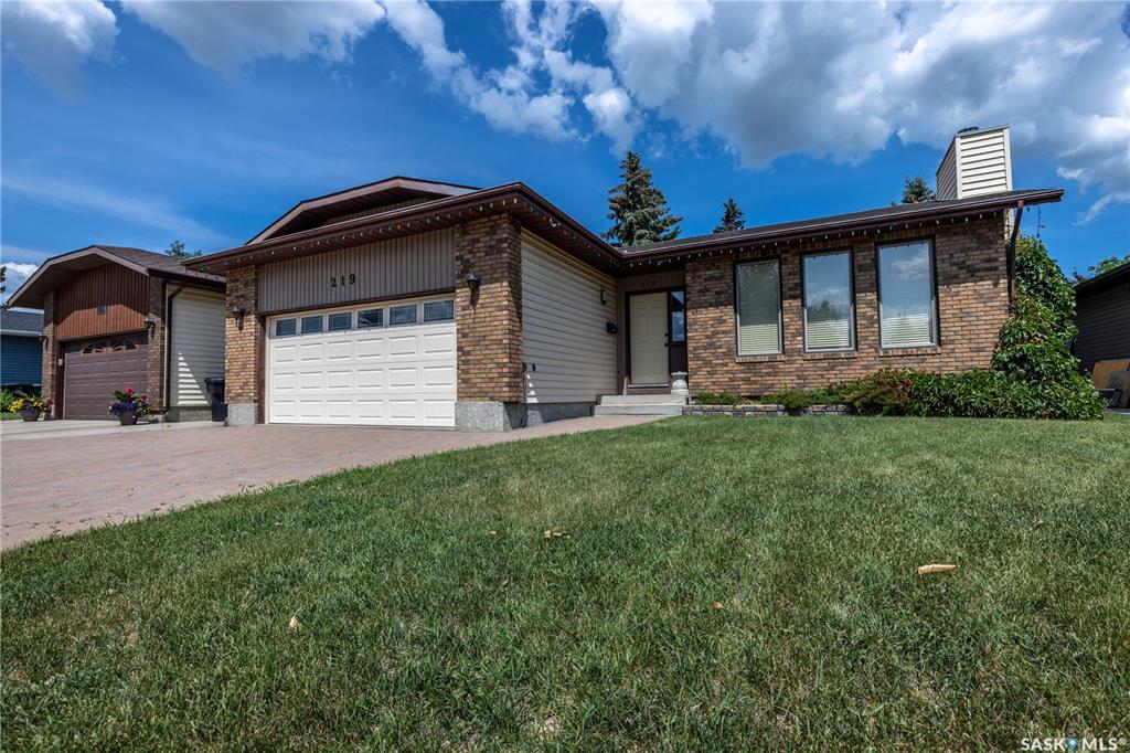 ExecutiveJan's tweet image. This 5 BD/ 3 BA in Saskatoon MUST be seen. Call, text or direct message me for more info!  cpix.me/l/173199485