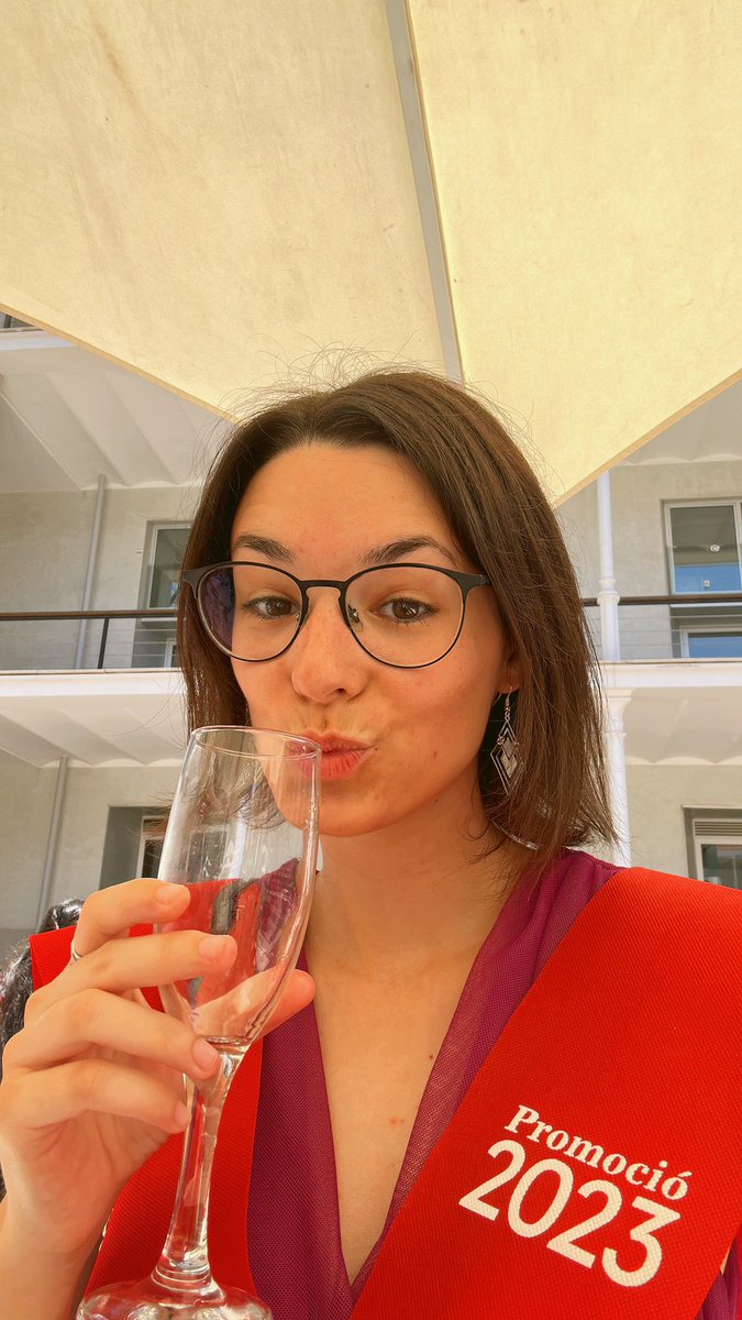 eliaxshine's tweet photo. Que fort que fort que FORT que ja estic graduada i sóc oficialment traductora! Orgullosíssima de mi mateixa i quin camí tant i tant dur però alhora que bonic és estimar els idiomes 🎓✨ https://t.co/1pRUp7ORyv