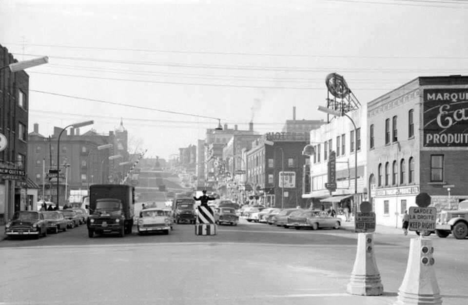 vsdlts's tweet photo. Photos ± 1959: Policier Bertrand Lacasse dirigeant la circulation King O. et Grande Fourches à #Sherbrooke et le Monument aux braves. Tous deux ont fait partie du paysage de Sherbrooke, dont l'un est toujours présent tandis que M. Lacasse est remplacé par des feux de circulation. https://t.co/asGoU51b9N