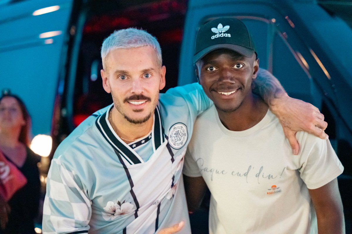 Durhiel's tweet photo. MERCI ! 🤩
Hier soir, j'ai eu l'opportunité incroyable de faire la première partie du grand frère @MPokora lors du Festival de la Côte d'Opale. 

C'était tout simplement incroyable ! Le public était en feu et l'ambiance était électrique.

#mattpokora  #concert  #festival https://t.co/Z8OKQ2F4sz