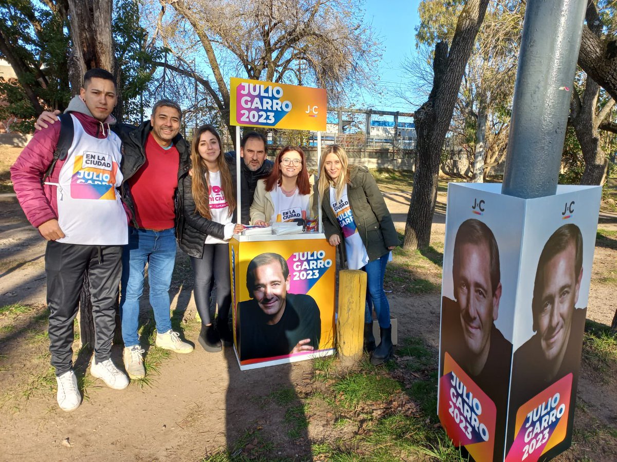 CtAndruMenendez's tweet photo. En #VillaCastells militamos con el corazón ♥️ para que la ciudad que amamos al momento de elegir, elija ir para adelante. Para cuidar lo que hicimos juntos estos años y seguir transformando nuestra ciudad. 
#PrimeroLaCiudad #JulioGarro2023 @JulioGarro @chubyleguizamon https://t.co/e8x2CzhiM0