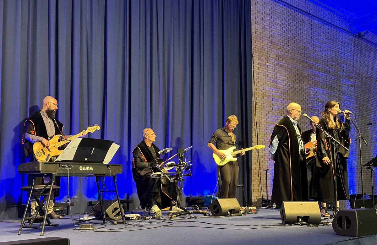 De avond-proclamatie van de Faculteit Psychologie en Pedagogische Wetenschappen, opgeluisterd door de professoren van de Gorgeous Gowns. Proficiat aan alle kersverse alumni van ⁦<a href="/PPW_KULeuven/">PPW_KULeuven</a>⁩!