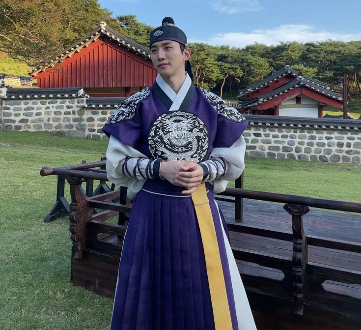 mavilimickey's tweet photo. Sahnenin kendisi zaten komikken , senaristin bรถyle bir replik koymasฤฑ๐ Junhocum allah allah acaba nedeeeen sana tanฤฑdฤฑk geliyor orasฤฑ ๐
#KingTheLandEp7 #RedSleevecuff #leejunho https://t.co/Gbc8uek3nK