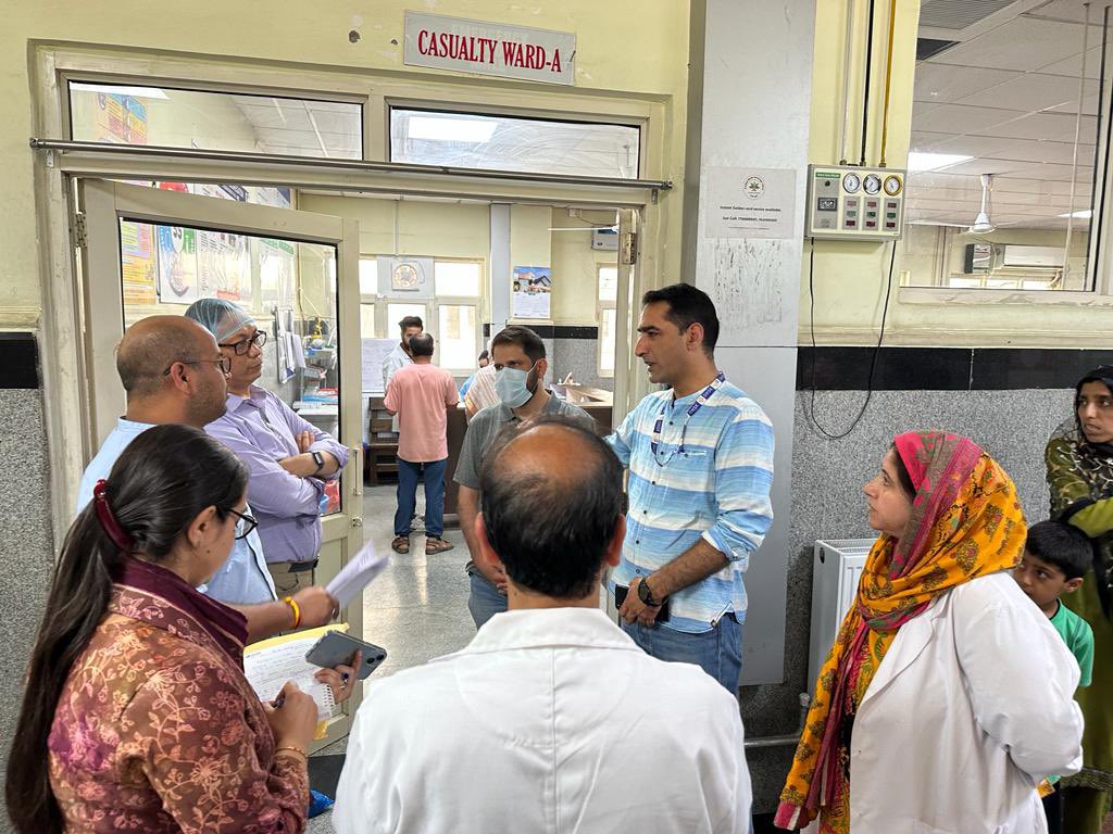 drmalikadil's tweet photo. When there is teamwork wonderful things can be achieved.
A delegation of various officials of @dghsindia visited  both the routes of Shri Amarnath ji yatra and applauded the health services kashmir for the preparedness and arrangements done for medical facilities to be provided to Yatris.
@MoHFW_INDIA