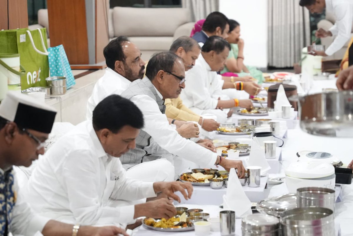 ChouhanShivraj's tweet photo. परिवार के साथ बैठकर भोजन करने से स्वाद दोगुना हो जाता है। 

निवास पर मंत्रिपरिषद के सदस्यों के साथ टिफिन बैठक कर मध्यप्रदेश के विभिन्न अंचलों के व्यंजनों का स्वाद चखा। साथ ही प्रदेश के विकास और जनता के कल्याण को लेकर सार्थक चर्चा की। https://t.co/DAWyMJCEJN