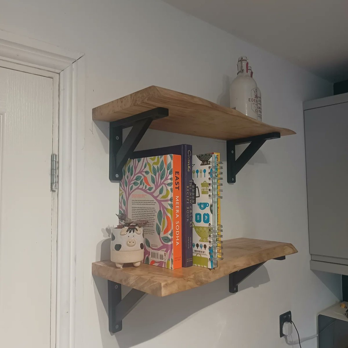JanetBoxer's tweet image. My beautiful bespoke shelves are finally up! 😍😍 Cannot recommend highly enough, checkout @ashhallwooddesign  on Instagram or etsy.com/uk/shop/AshHal… #woodwork #shelves #beautiful