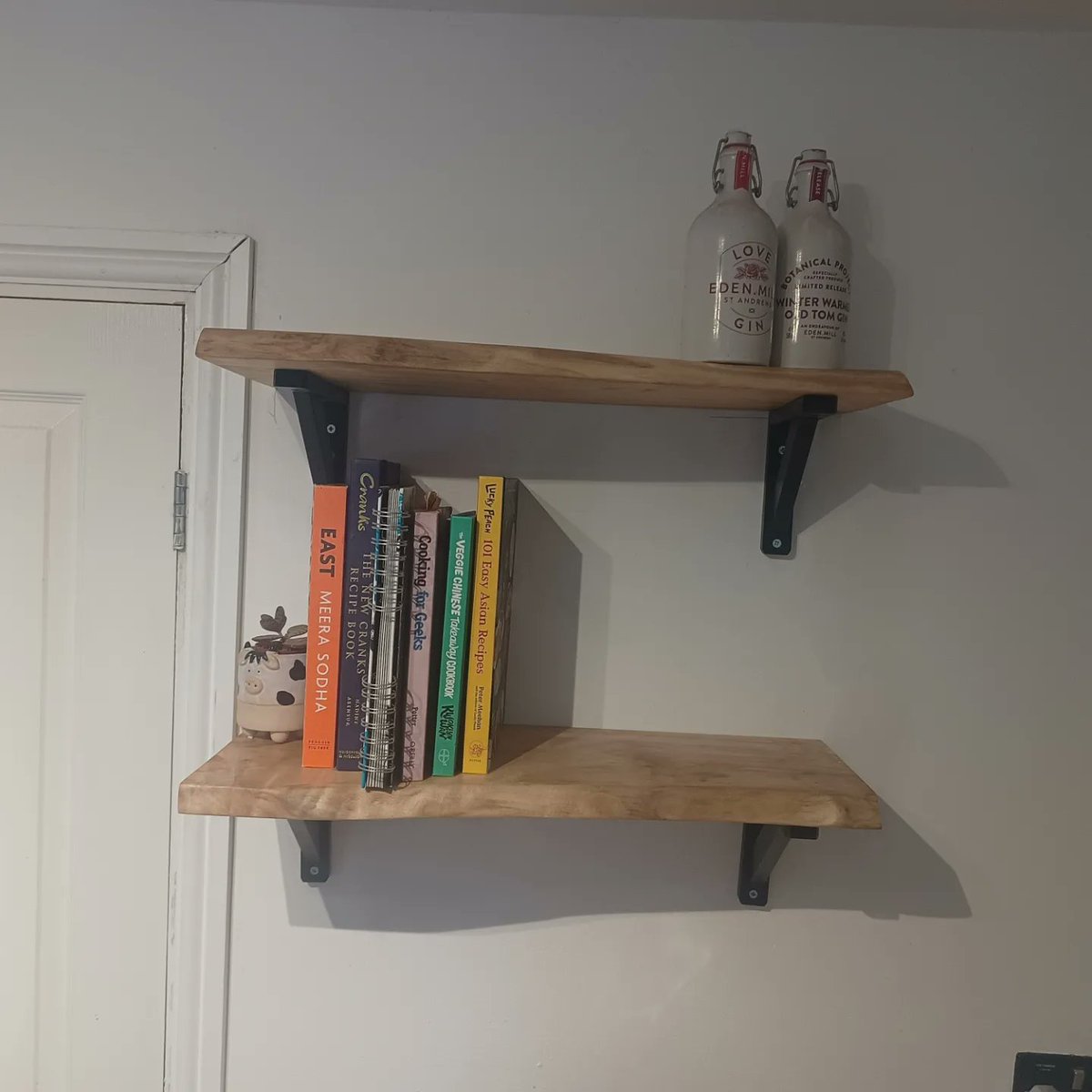 JanetBoxer's tweet image. My beautiful bespoke shelves are finally up! 😍😍 Cannot recommend highly enough, checkout @ashhallwooddesign  on Instagram or etsy.com/uk/shop/AshHal… #woodwork #shelves #beautiful