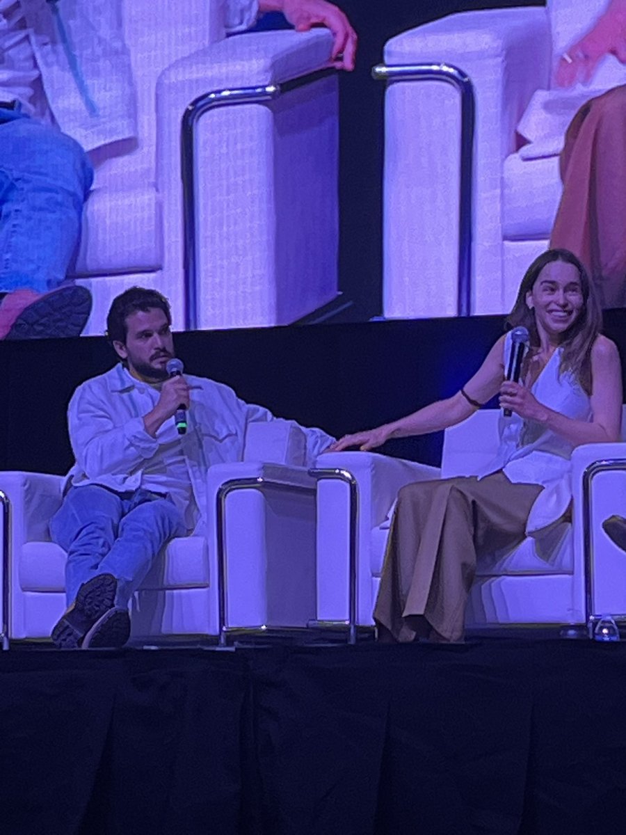Emilia and Kit’s panel was so much fun! Seeing them reunite was amazing! #PMXSUPERHERO #EMILIACLARKE #KITHARRINGTON