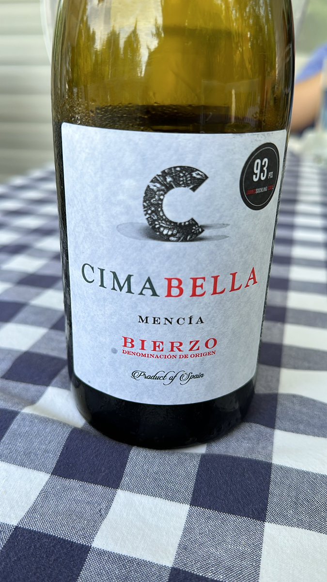 vindegarde's tweet image. Cimabella Mencia 2019. Inky purple colour, blackberry, black cherry, toast notes. Medium bodied, creamy tannins, more like cinsault. Delicious slightly chilled. A more typical Mencia.