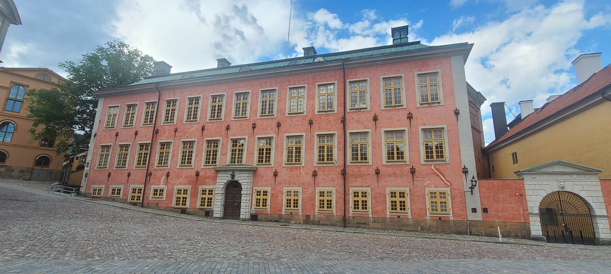 Hobletsonthego's tweet image. We spent our first full day in #Stockholm exploring Gamla Stan, the city&apos;s old quarter. We visited the Royal Palace including watching the changing of the guard.

#Sweden #travel #travelblogger #ilovetraveling #traveltribe #travelphotography #wanderlust #travelbloggerlife
