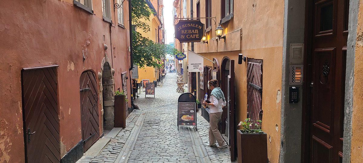 Hobletsonthego's tweet image. We spent our first full day in #Stockholm exploring Gamla Stan, the city&apos;s old quarter. We visited the Royal Palace including watching the changing of the guard.

#Sweden #travel #travelblogger #ilovetraveling #traveltribe #travelphotography #wanderlust #travelbloggerlife
